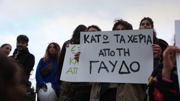 Εντείνεται η σύγκρουση για την κατεδάφιση των καλυβών στη Γαύδο – Κάτοικος καταγγέλλει επίθεση με μαδέρι από συγγενή της Δημάρχου