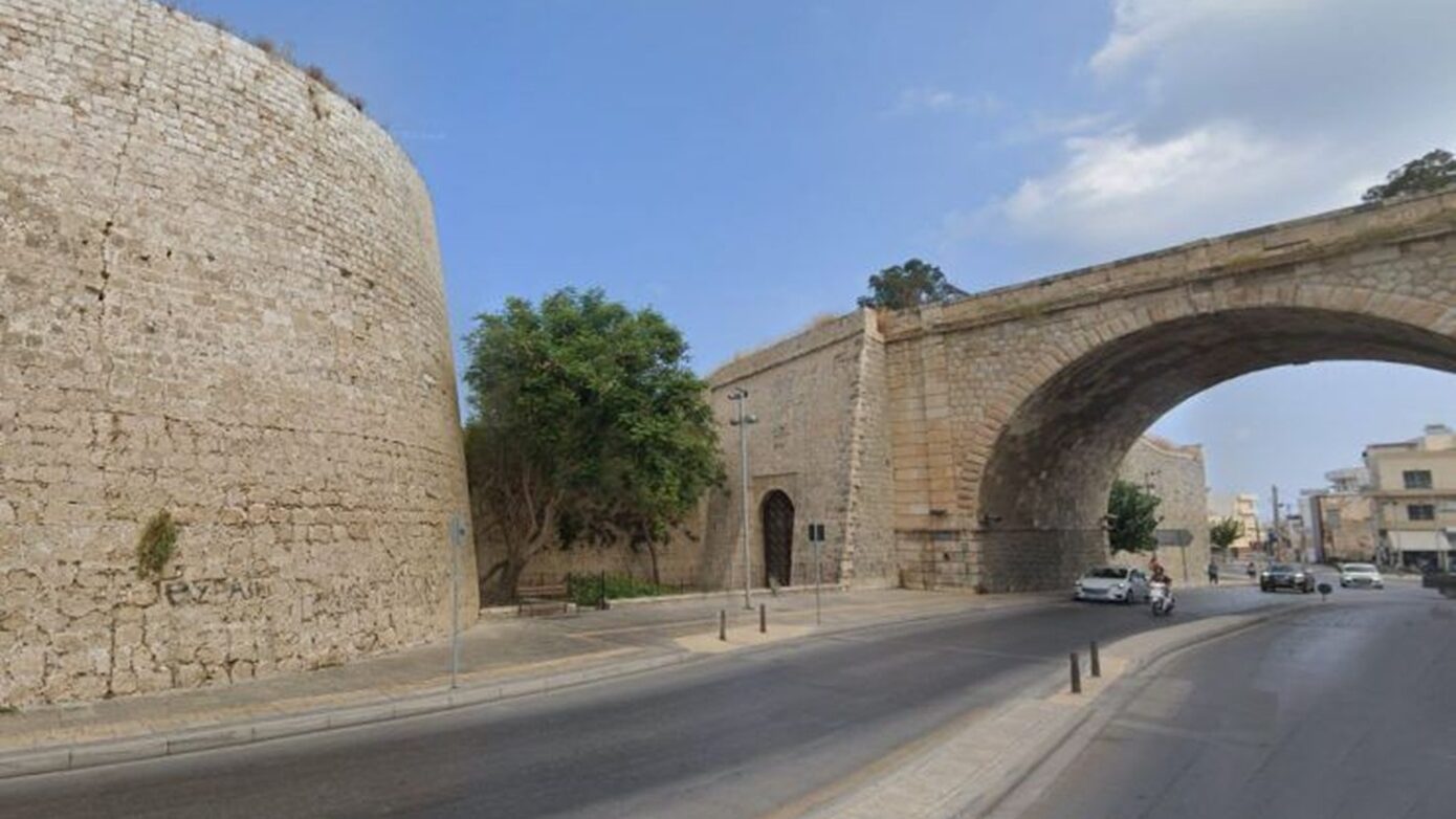 Ηράκλειο: Χάθηκε ο 94χρονος που γλίστρησε από τα Ενετικά Τείχη – Τι οδήγησε στο τραγικό συμβάν