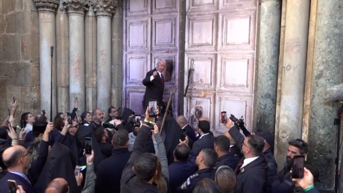 Το τελετουργικό άνοιγμα του Παναγίου Τάφου – Η αφή του Αγίου Φωτός και η άφιξή του στην Αθήνα