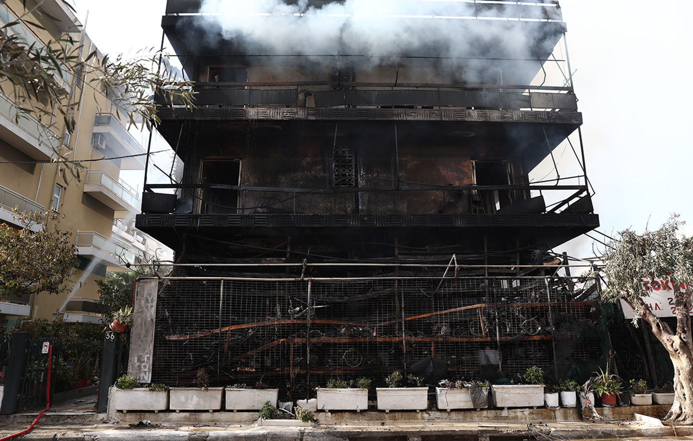 «Ακούστηκαν εκρήξεις, καλούσαμε, αλλά κανείς δεν απαντούσε»: Μαρτυρίες για τη φωτιά στο Ίλιον που κατέστρεψε μαγαζί και διαμερίσματα