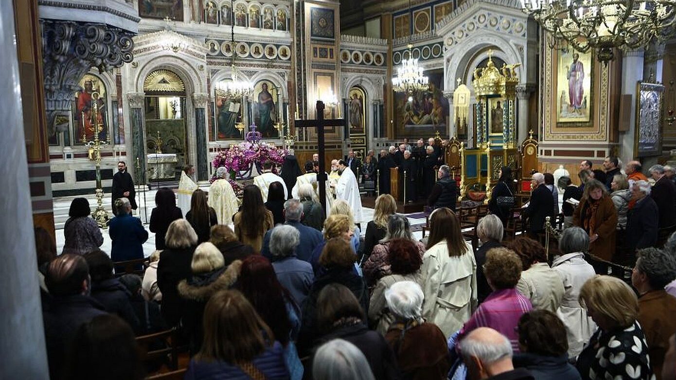 Παρακολουθήστε Ζωντανά την Τελετή και την Περιφορά του Επιταφίου Θρήνου από την Ιερά Μητρόπολη Αθηνών