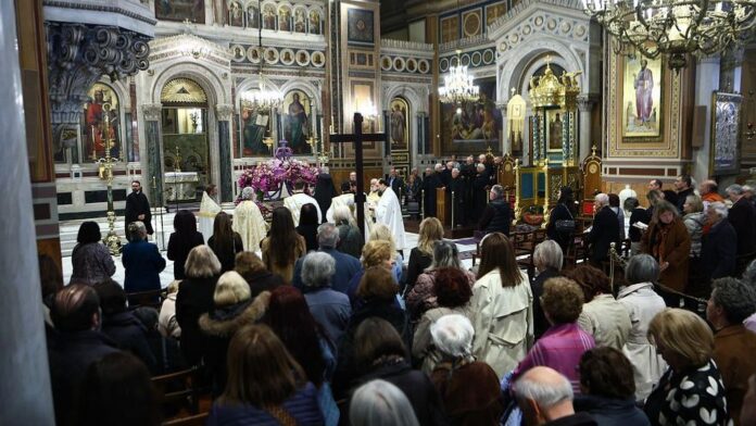 Παρακολουθήστε Ζωντανά την Τελετή και την Περιφορά του Επιταφίου Θρήνου από την Ιερά Μητρόπολη Αθηνών