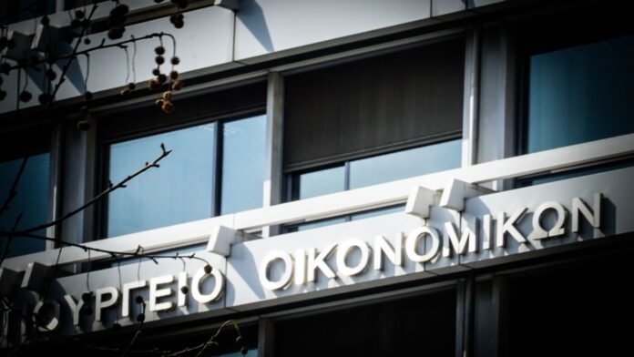Αύξηση 2%, πληθωρισμός 3%: Το «αφανές» αρνητικό σενάριο του Προϋπολογισμού για το 2026 έγινε… κύριο