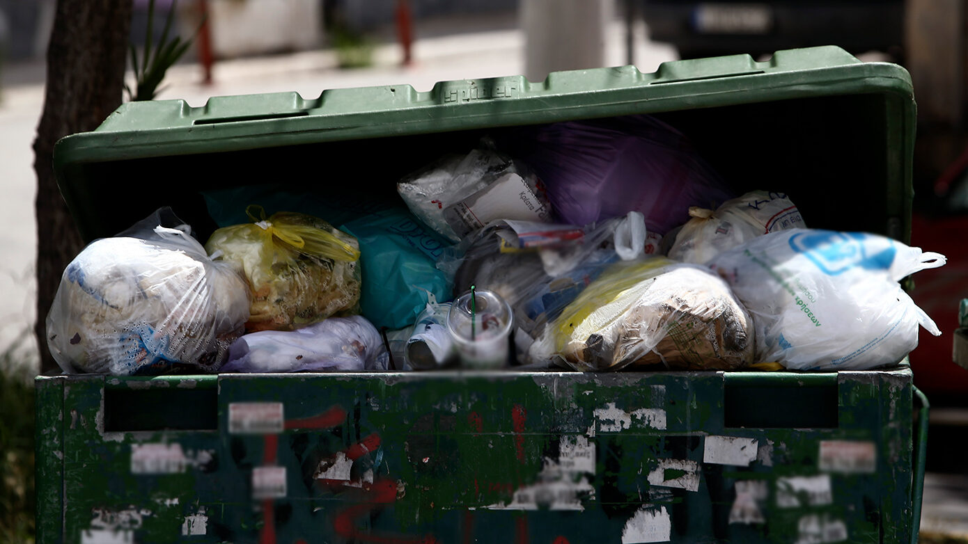Πώς αποτράπηκε το δράμα με τον άστεγο που κοιμόταν σε κάδο σκουπιδιών στη Θεσσαλονίκη – Τι έγινε