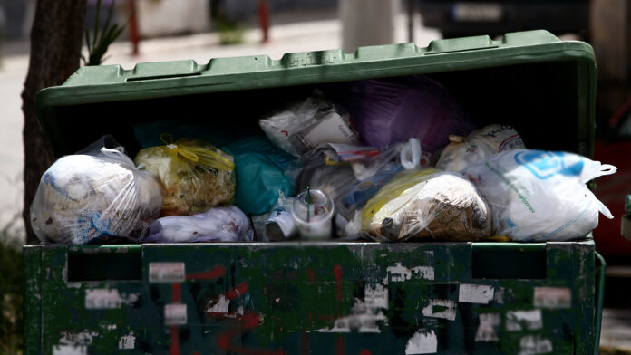 Πώς αποτράπηκε το δράμα με τον άστεγο που κοιμόταν σε κάδο σκουπιδιών στη Θεσσαλονίκη – Τι έγινε