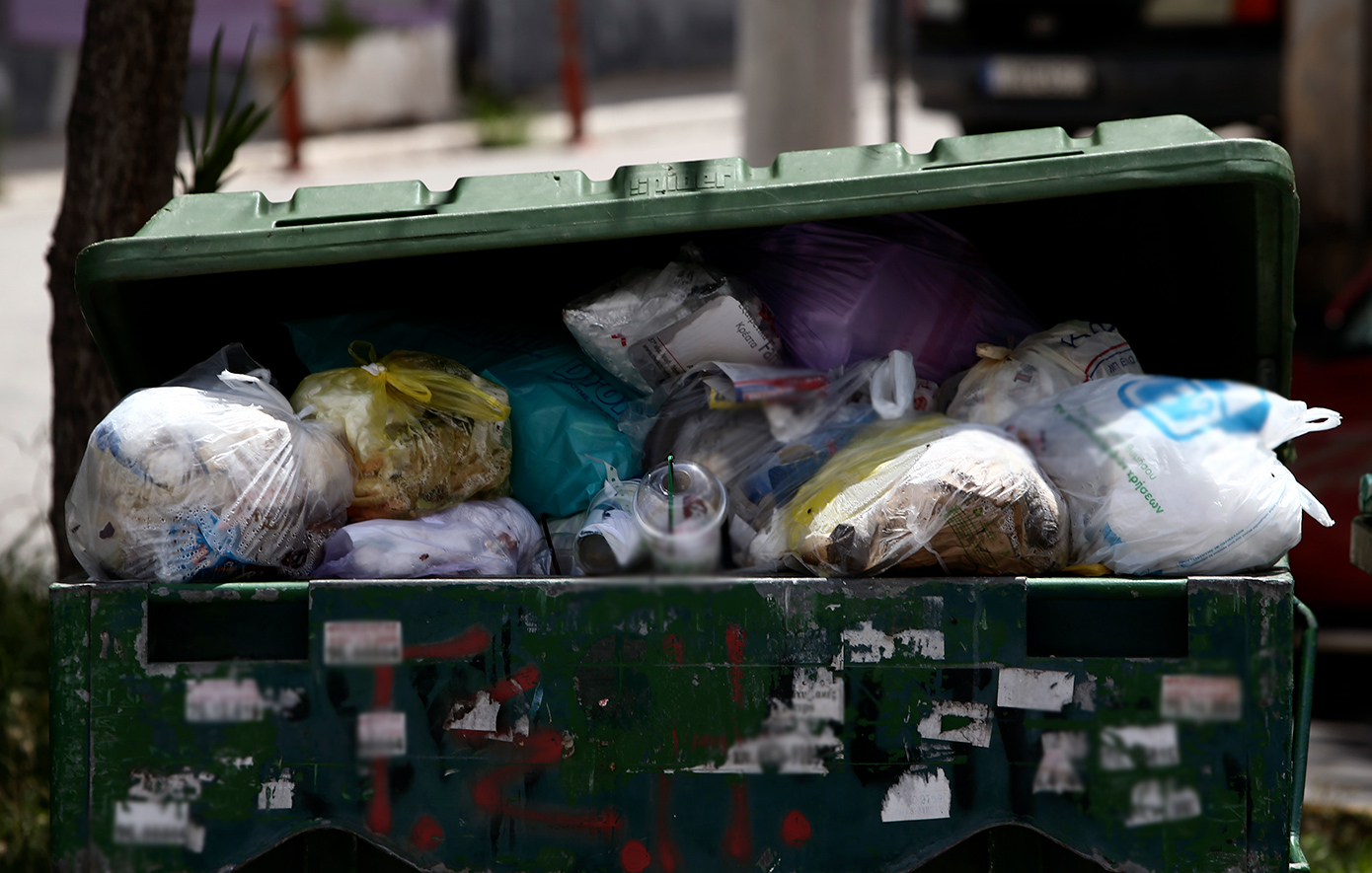 Πώς αποτράπηκε το δράμα με τον άστεγο που κοιμόταν σε κάδο σκουπιδιών στη Θεσσαλονίκη – Τι έγινε