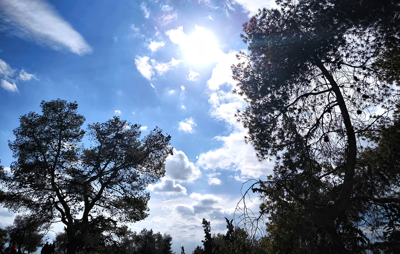 Ηλιόλουστος καιρός με θερμοκρασίες έως 26 βαθμούς Κελσίου – Πού θα σημειωθούν βροχές και τι να περιμένουμε την Πρωτομαγιά