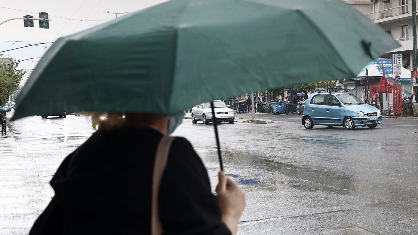Καιρός: Άνοιξη που θυμίζει φθινόπωρο – Πού θα σημειωθούν βροχές και πόσο θα μειωθεί η θερμοκρασία