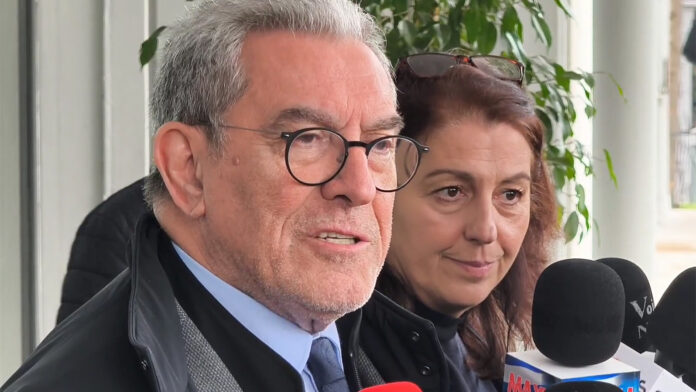 «Νιώθω δικαιωμένος στη δουλειά μου» – Η απάντηση Καπερνάρου στην επίθεση με γκαζάκια στο γραφείο του