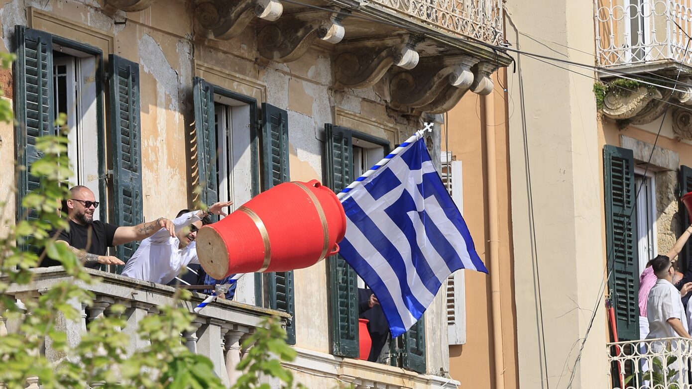 Κέρκυρα: Ατύχημα στους Μπότηδες στη Λίστον – Κανάτα έπεσε και τραυμάτισε γυναίκα στο κεφάλι