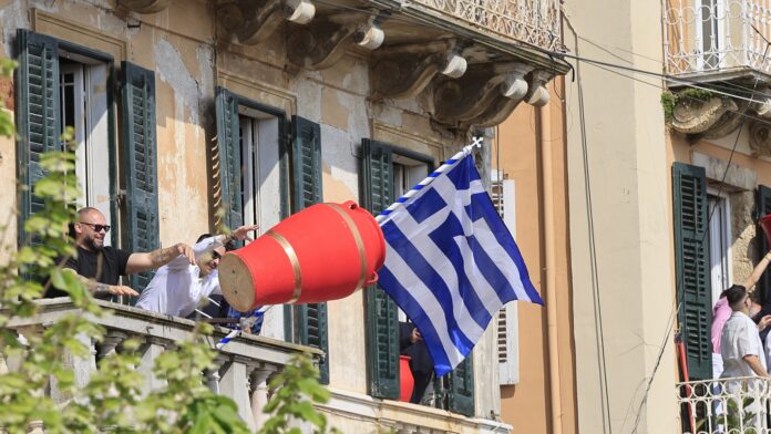 Κέρκυρα: Ατύχημα στους Μπότηδες στη Λίστον – Κανάτα έπεσε και τραυμάτισε γυναίκα στο κεφάλι