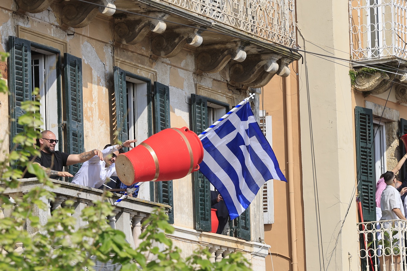 Κέρκυρα: Ατύχημα στους Μπότηδες στη Λίστον – Κανάτα έπεσε και τραυμάτισε γυναίκα στο κεφάλι