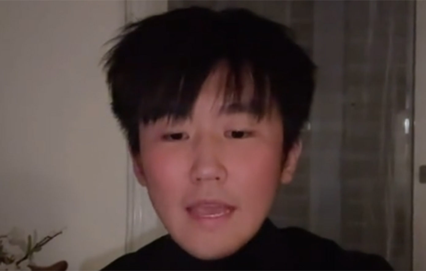 Κινέζος κάτοικος Ελλάδας ερμηνεύει το «Παραμυθιάζομαι» του Παντελίδη και κατακτά το TikTok