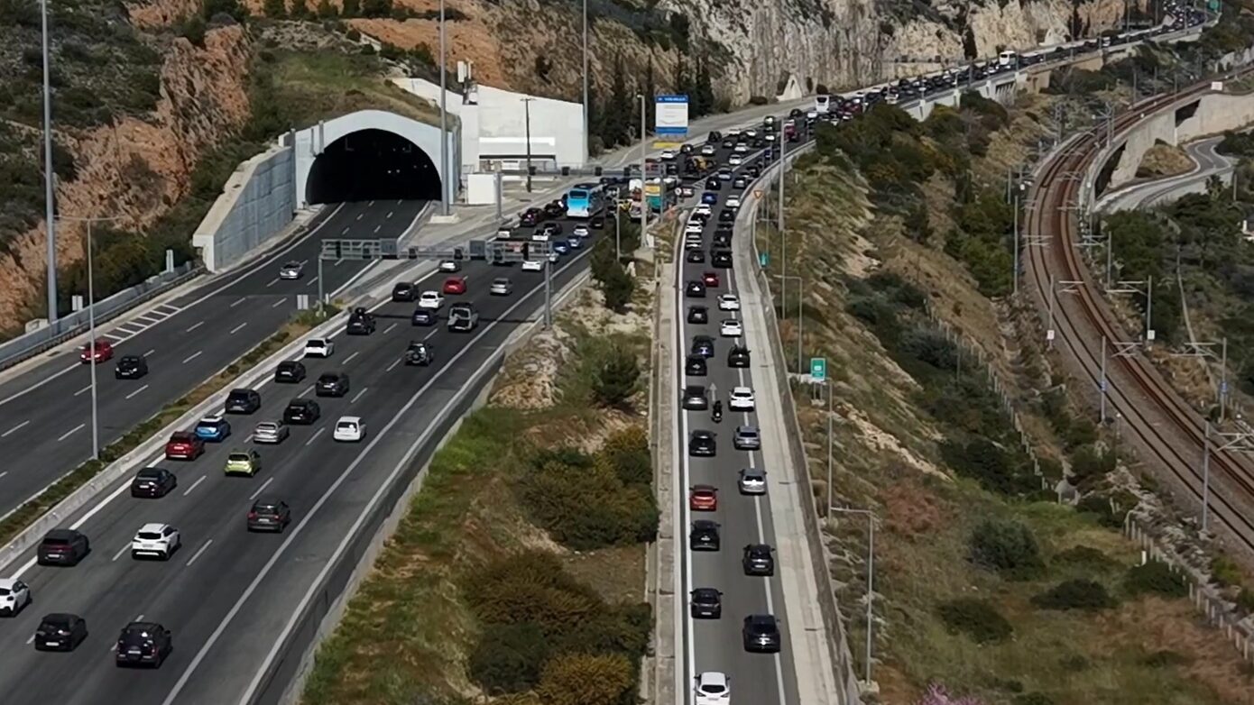 Δύσκολη η επιστροφή των Αθηναίων από την Πασχαλινή απόδραση – Χιλιόμετρα ουρών και σημαντικές καθυστερήσεις