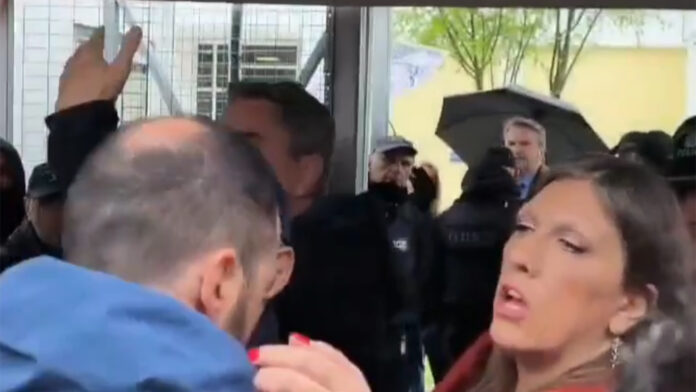 Παρέμβαση Κωνσταντοπούλου πριν τη δίκη των Τεμπών για να εισέλθει ο Παπαγγελής και άλλοι συγγενείς – «Αυτή είναι η υποδοχή στους γονείς;»