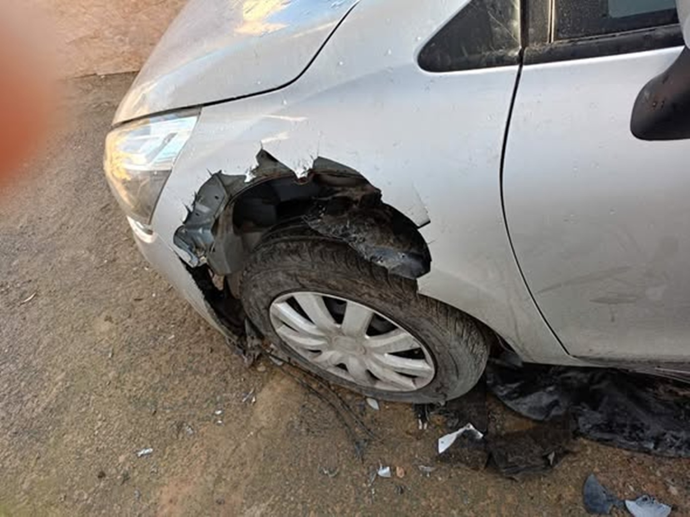 Κρήτη: Σκύλος επιτέθηκε σε αυτοκίνητο – Κατέστρεψε φτερά και ελαστικά, δείτε φωτογραφίες