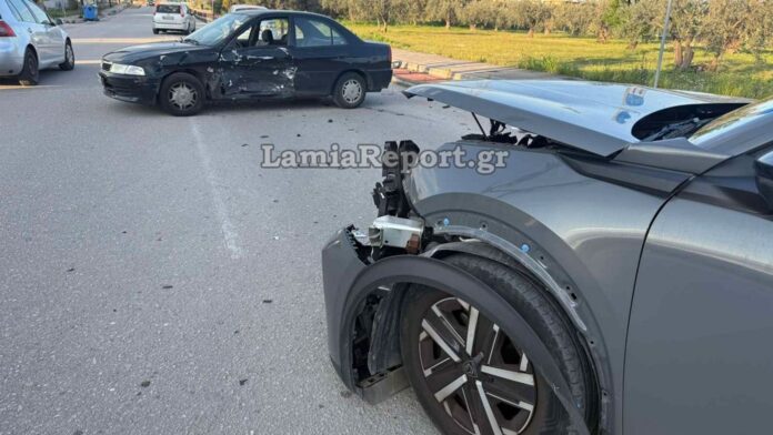 Σοκαριστικό ατύχημα στη Λαμία: Παππούς και εγγονός τραυματίστηκαν όταν όχημα αγνόησε STOP και τους χτύπησε