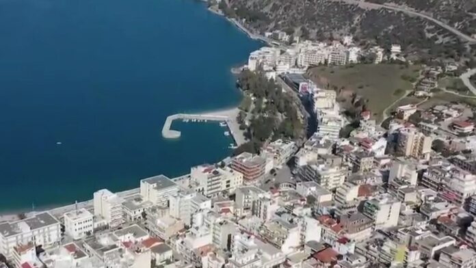 Λουτράκι: 14χρονος παραλίγο να πνιγεί ενώ έτρωγε – Τον έσωσε νοσηλεύτρια με τη λαβή Χάιμλιχ