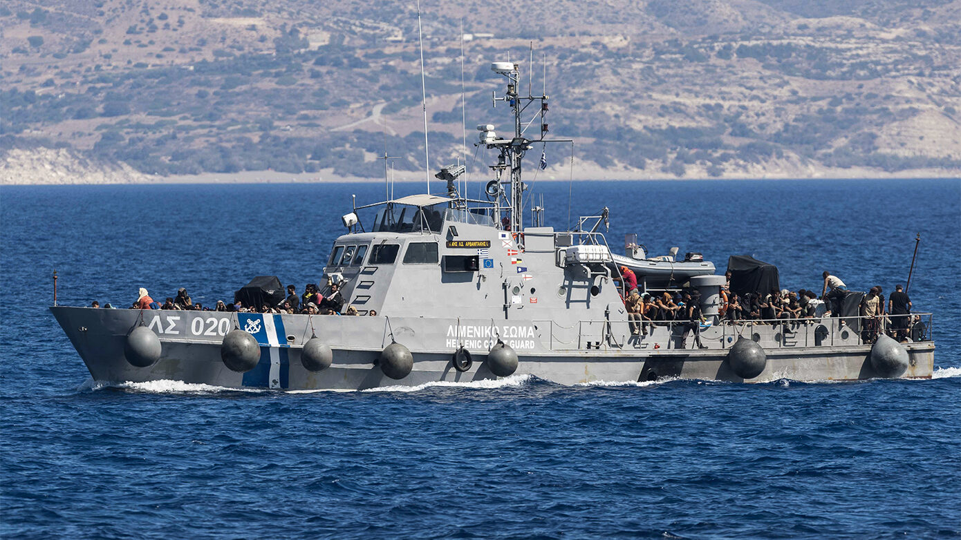 Ένα ακόμη περιστατικό με μετανάστες νότια της Κρήτης – Σώθηκαν 43 άτομα από λέμβο
