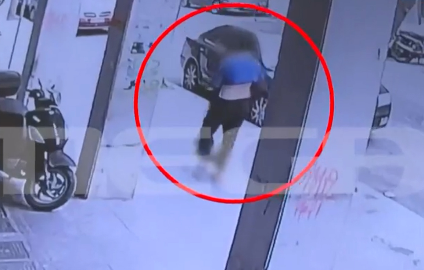 Φρίκη για 40χρονο στο Μεταξουργείο – Τον τραυμάτισαν για να του κλέψουν την τσάντα – Βίντεο-σοκ μετά την επίθεση