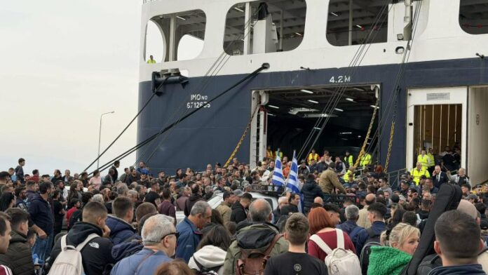 Κτηνοτρόφοι αποκλείουν το λιμάνι της Μυτιλήνης