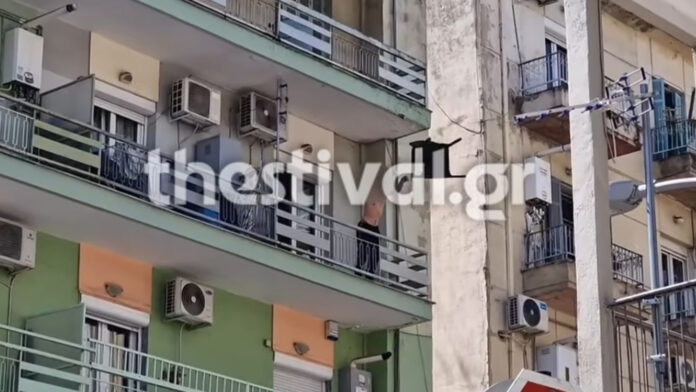 Σασπένς με τον 20χρονο φοιτητή στη Θεσσαλονίκη – Ρίχνει αντικείμενα από το μπαλκόνι και ζητά συνομιλία με ψυχολόγο