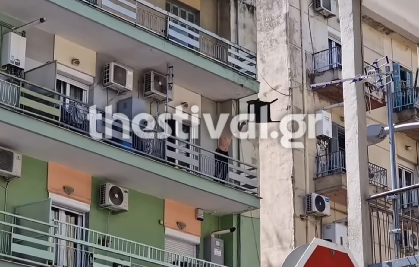 Σασπένς με τον 20χρονο φοιτητή στη Θεσσαλονίκη – Ρίχνει αντικείμενα από το μπαλκόνι και ζητά συνομιλία με ψυχολόγο