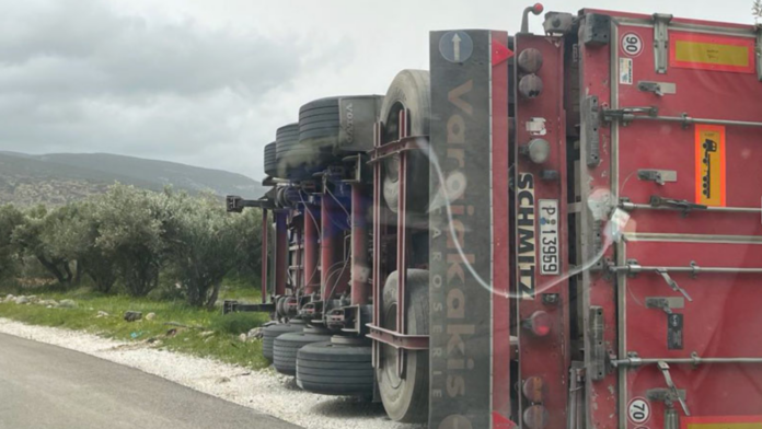 Θυελλώδεις άνεμοι χτυπούν την Κρήτη – Ανατράπηκε νταλίκα στο Λασίθι