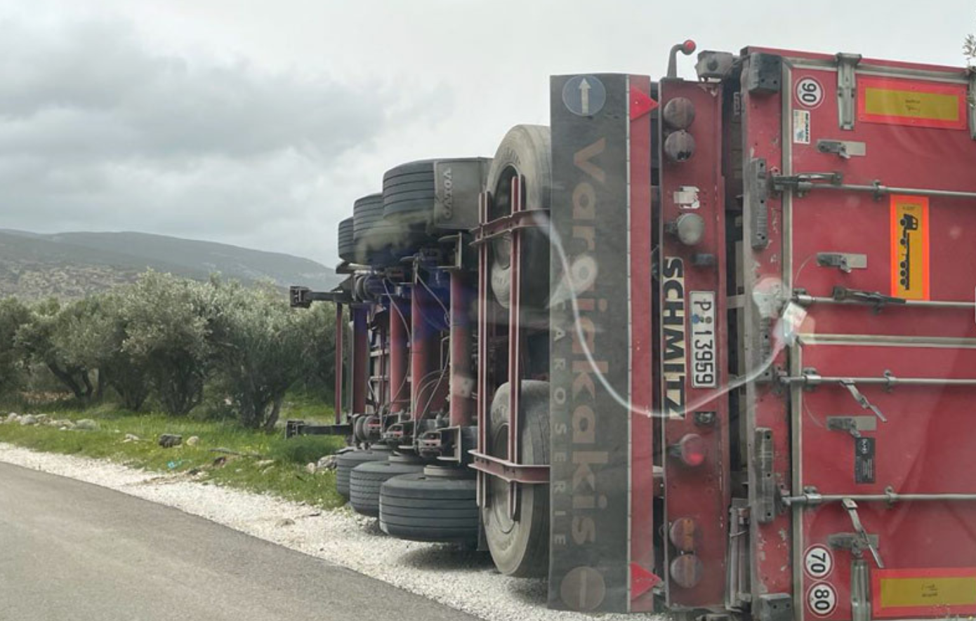 Θυελλώδεις άνεμοι χτυπούν την Κρήτη – Ανατράπηκε νταλίκα στο Λασίθι