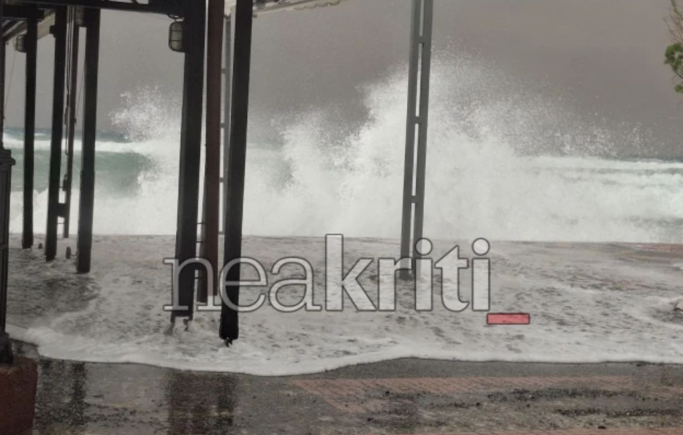 Εικόνες χάους στην Ιεράπετρα: Ανεμοστρόβιλος ισοπέδωσε τα πάντα στο πέρασμά του