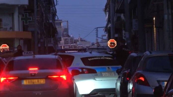 Συναγερμός στον Νέο Κόσμο για άνδρα που οχυρώθηκε στο σπίτι του – Ειδικός διαπραγματευτής επιχειρεί να τον πείσει να παραδοθεί
