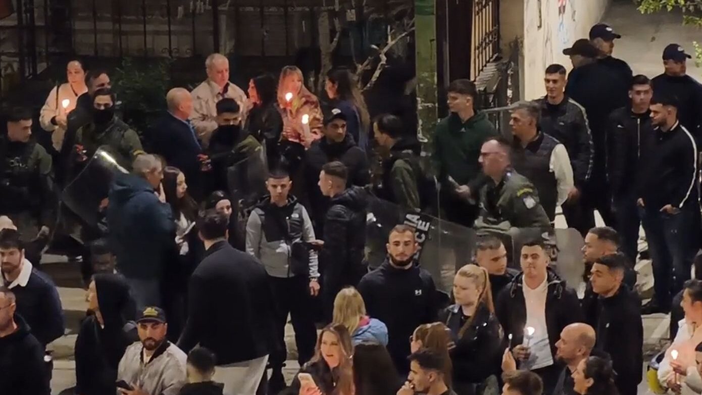 Ανάσταση με ΜΑΤ στον Νέο Κόσμο – Φραγμός στο «έθιμο» των μολότοφ, με ελέγχους και συλλήψεις