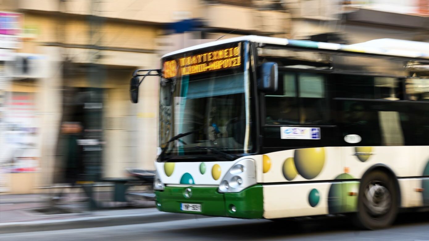 Έφηβοι σε ηλεκτρικό πατίνι εκτόξευσαν κροτίδα σε λεωφορείο – Συνελήφθη 15χρονος