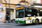 Έφηβοι σε ηλεκτρικό πατίνι εκτόξευσαν κροτίδα σε λεωφορείο – Συνελήφθη 15χρονος