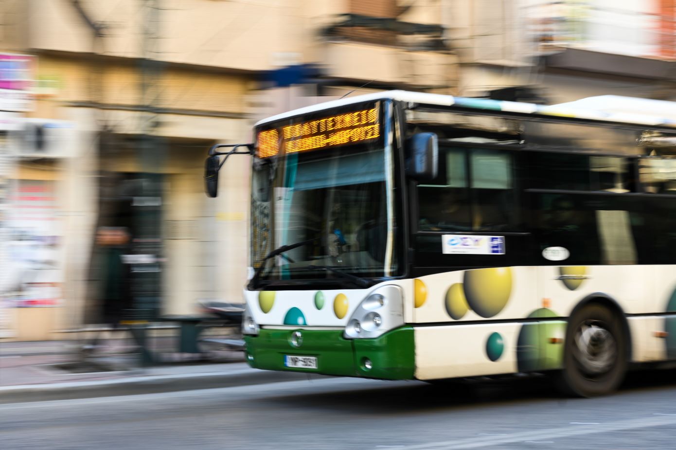 Έφηβοι σε ηλεκτρικό πατίνι εκτόξευσαν κροτίδα σε λεωφορείο – Συνελήφθη 15χρονος