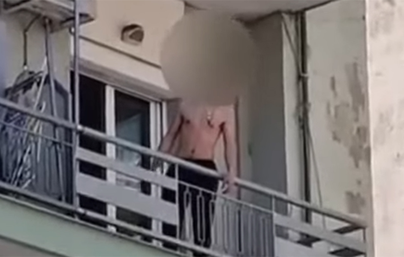 Πανικός στη Θεσσαλονίκη: 20χρονος πετάει μανιωδώς αντικείμενα από μπαλκόνι πολυκατοικίας