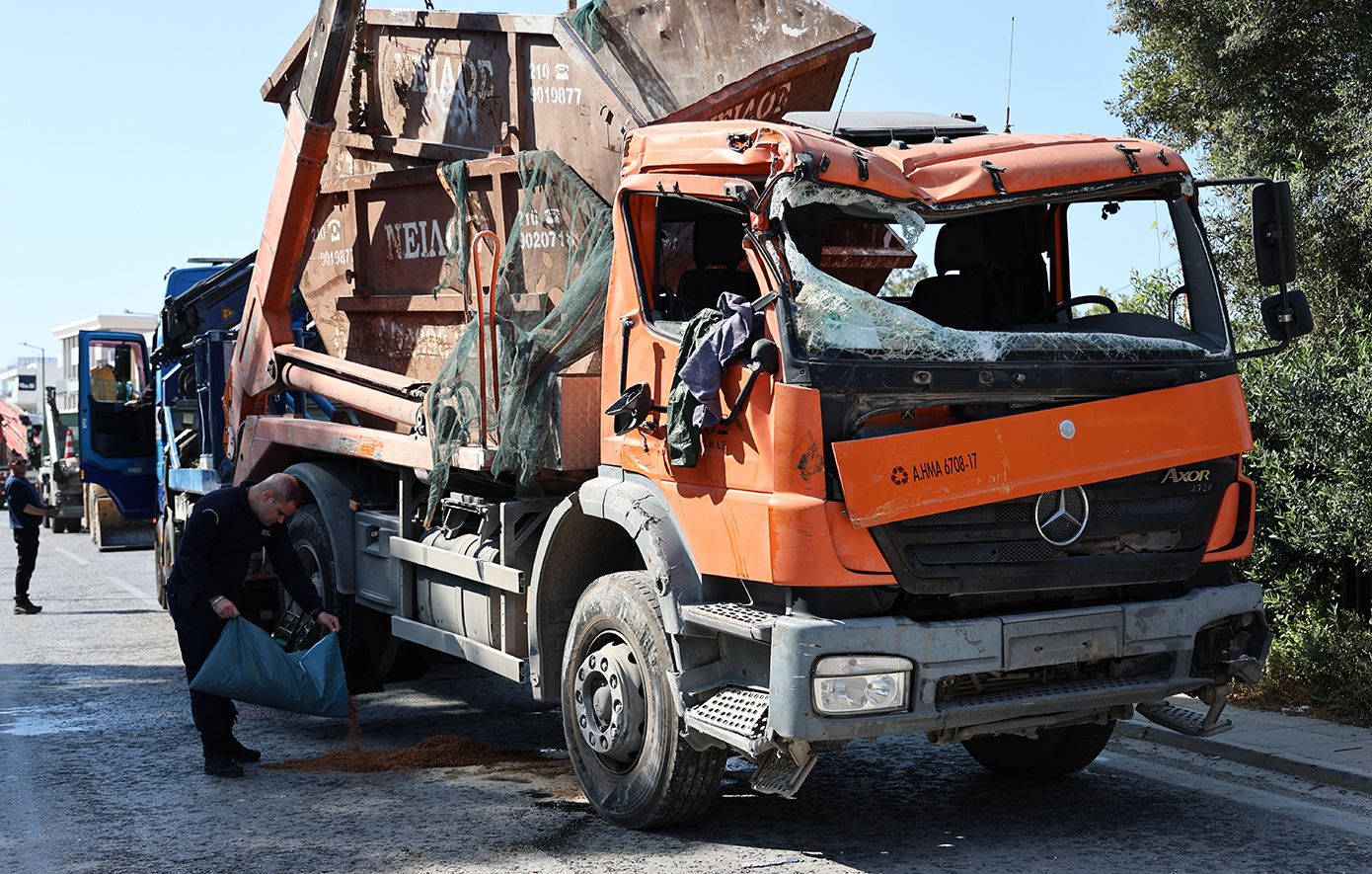Βίντεο από την απομάκρυνση του φορτηγού που ανατράπηκε στη Βουλιαγμένης