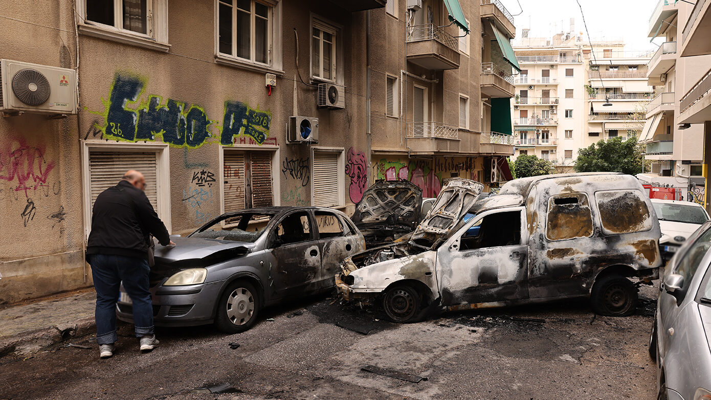 Πυρκαγιά προκαλεί ζημιές σε τέσσερα αυτοκίνητα στην Κυψέλη – Διεξάγεται έρευνα για τα αίτια