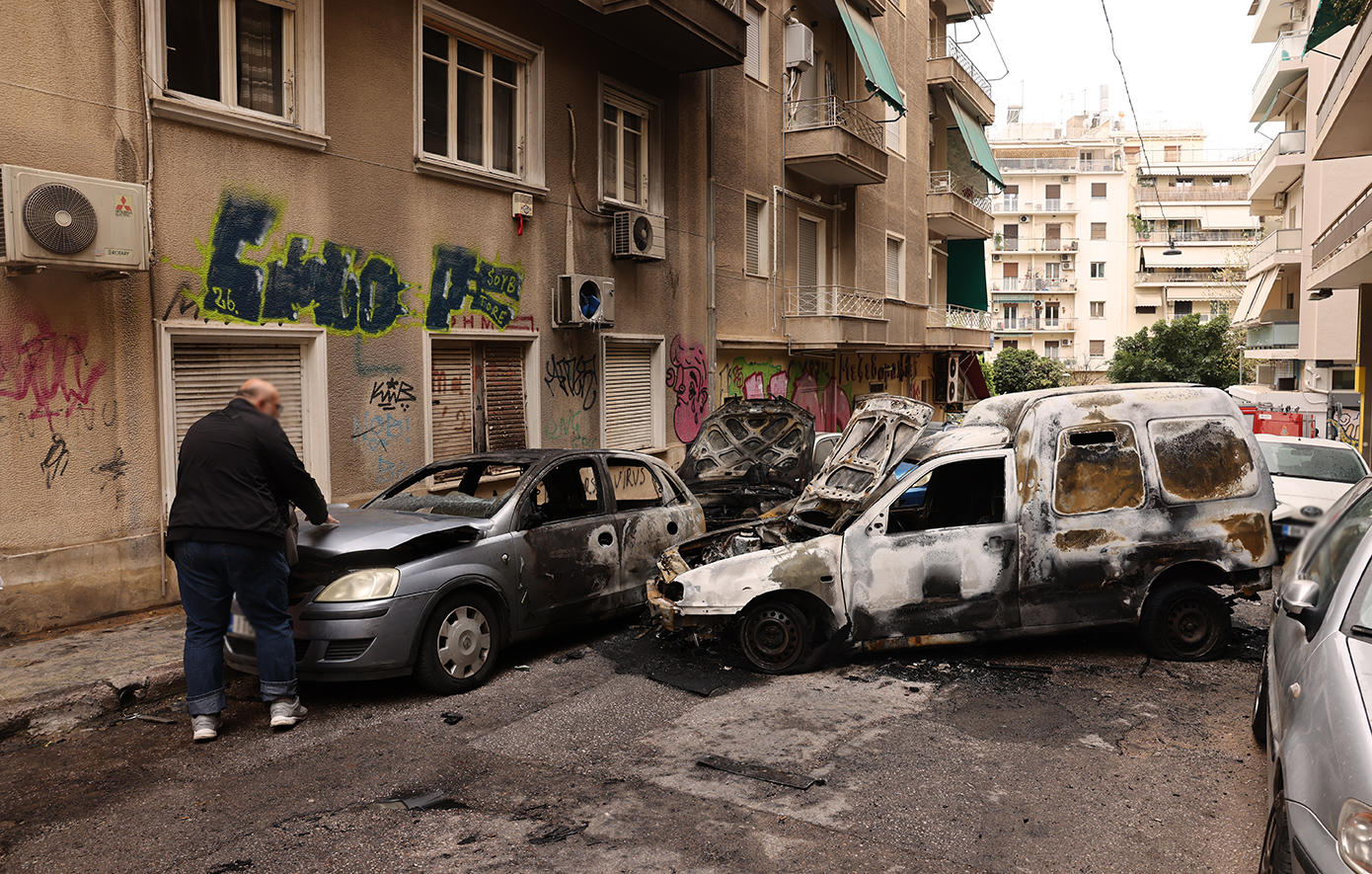 Πυρκαγιά προκαλεί ζημιές σε τέσσερα αυτοκίνητα στην Κυψέλη – Διεξάγεται έρευνα για τα αίτια