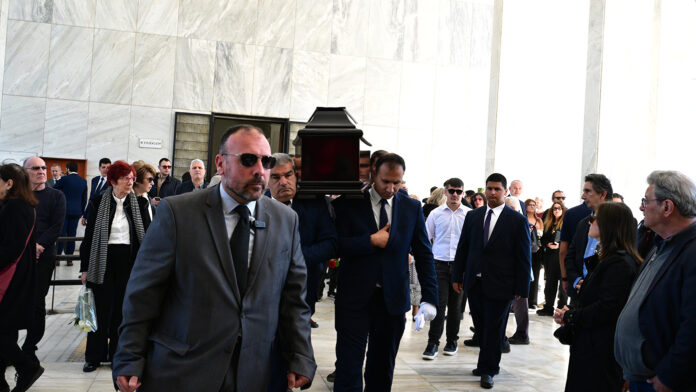 Αποχαιρετούν τον Βασίλη Ρίζο, γιο της Θεανώς Φωτίου, που έφυγε στα 49 του – Συντετριμμένη η οικογένεια