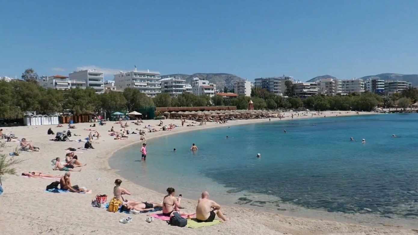 Αθηναίοι στις παραλίες: Καλοκαιρινό σκηνικό «Ιουλίου» στα νότια προάστια