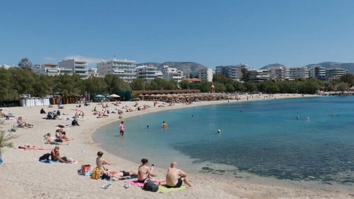 Αθηναίοι στις παραλίες: Καλοκαιρινό σκηνικό «Ιουλίου» στα νότια προάστια