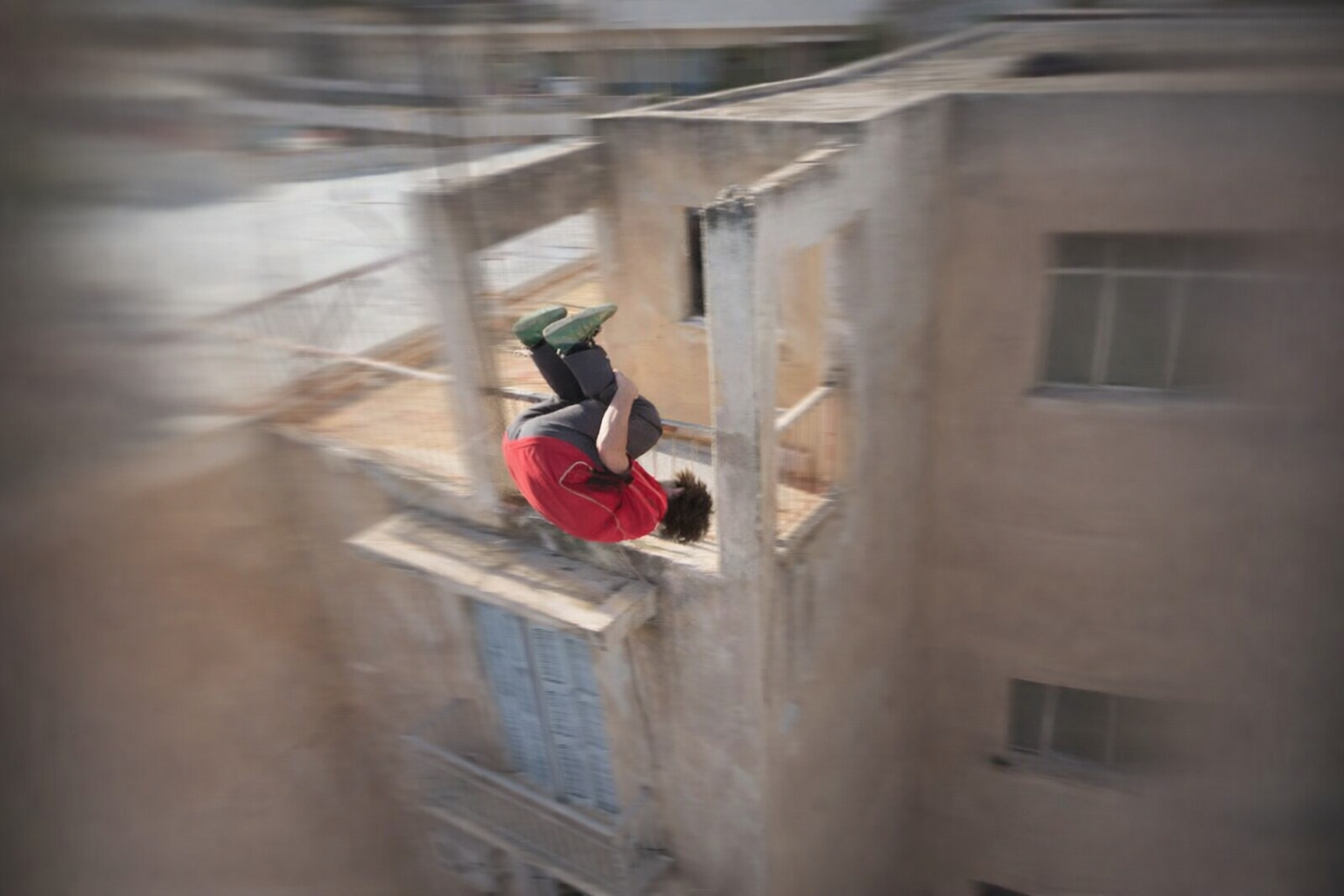 Αδρεναλίνη στα ύψη: Ο Γάλλος παρκουρίστας που «χορεύει» στις στέγες της Αθήνας – Δείτε video