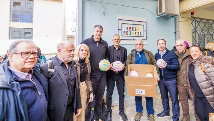 Περιφέρεια Αττικής: Χριστουγεννιάτικα δώρα στα Ειδικά Σχολεία από τον Δήμο Πειραιά