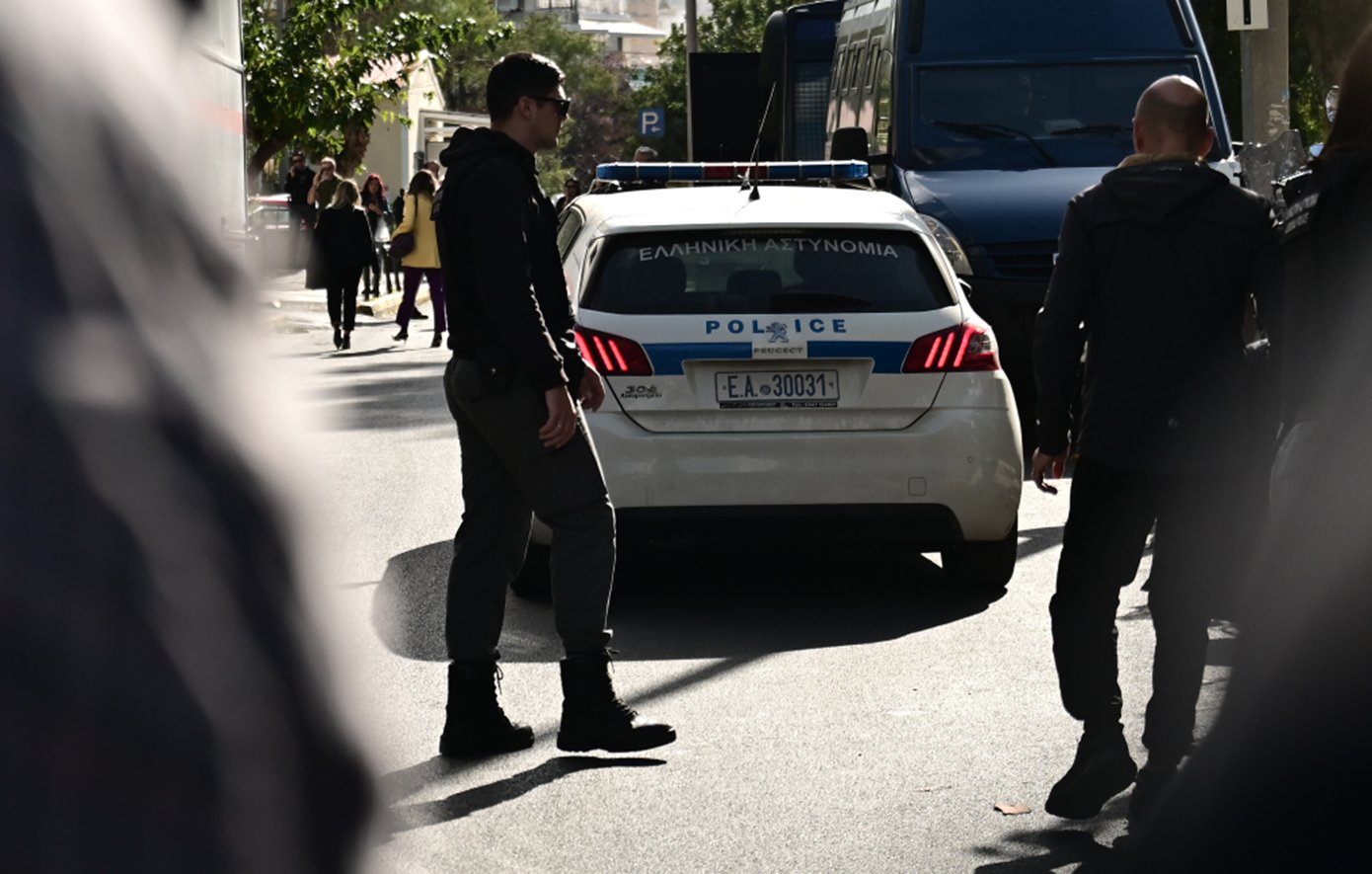 Αναζητούν τον δράστη που τραυμάτισε 22χρονη επειδή καθυστερούσε στο παρκάρισμα στο Παγκράτι – Δικογραφία για σοβαρή σωματική βλάβη