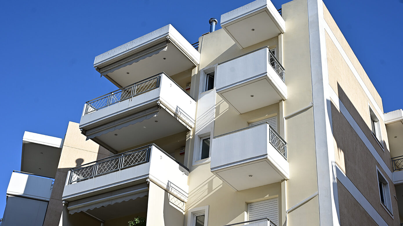 Αναρίθμητα τα αδιευκρίνιστα ερωτήματα για την 27χρονη που έπεσε δύο φορές από τον 4ο όροφο στο Μαρούσι