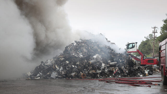 Τοξικός κίνδυνος από τη φωτιά στο Ωραιόκαστρο – Καθηγήτρια του ΑΠΘ προειδοποιεί
