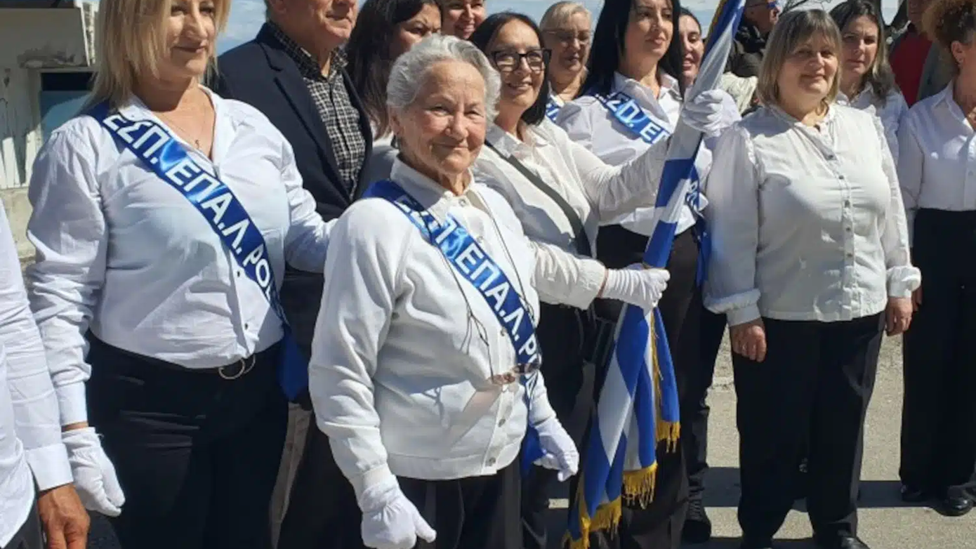 82χρονη στη Ρόδο φοιτά στο ίδιο σχολείο με τον εγγονό της – «Γιαγιά, αν σε πειράξει κάποιος, πες το σε μένα»