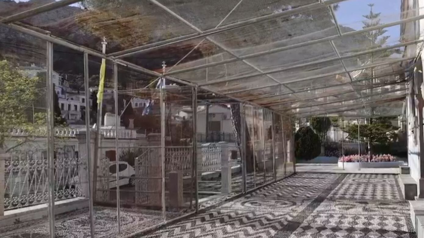 Ολοκληρώθηκε η εγκατάσταση συρματοπλεγμάτων στη Χίο για το έθιμο του «ρουκετοπόλεμου» – Προστατεύτηκαν οι εκκλησίες και τα γύρω σπίτια