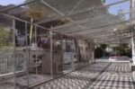 Ολοκληρώθηκε η εγκατάσταση συρματοπλεγμάτων στη Χίο για το έθιμο του «ρουκετοπόλεμου» – Προστατεύτηκαν οι εκκλησίες και τα γύρω σπίτια